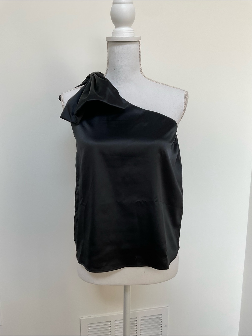 VENUS Black One-Shoulder Satin Camisole with Bow